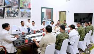 Presiden Prabowo Subianto menggelar rapat terbatas (ratas) bersama sejumlah menteri hingga Panglima TNI Jenderal TNI Agus Subiyanto dan Kapolri Jenderal Pol Listyo Sigit Prabowo, yang digelar tertutup di Markas Komando Daerah Militer Sumatera Barat, Rabu malam. (Foto: Instragram @sekretariat.kabinet).