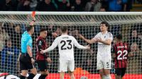 Wasit memberikan kartu merah langsung pada Harry Maguire di laga Bournemouth vs Manchester United di pekan ke-31 Liga Inggris 2025/2026 di Vitality Stadium, Sabtu (21/03/2026) dini hari WIB. (Andrew Matthews/PA via AP)