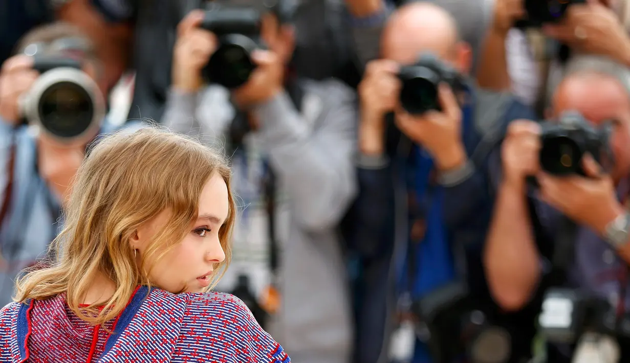 Sejumlah fotografer saat mengabadikan gambar Lily Rose Melody Depp saat Festival Film Cannes ke-69 di Prancis, (13/5). Putri aktor Johnny Depp dan penyanyi Perancis Vanessa Paradis ini lahir pada 27 Mei 1999. (REUTERS / Yves Herman)