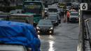Kendaraan bermotor melaju tersendat di ruas Tol Dalam Kota (Dalkot), Jakarta, Selasa (17/12/2019). Air hujan sempat menggenangi sebagian ruas Tol Dalam Kota  untuk arah Kuningan arah Cawang hingga sempat membuat lalu lintas tersendat. (Liputan6.com/Faizal Fanani)