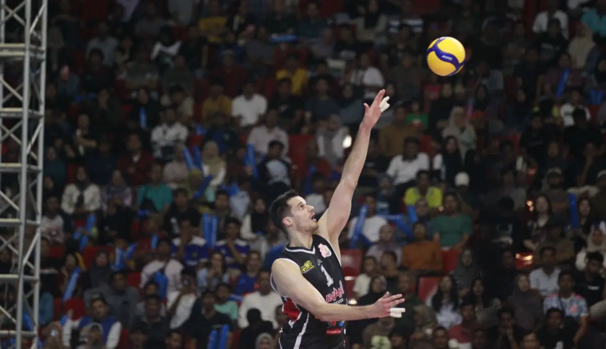 <p>Pemain Jakarta LavAni Allobank Electric, Renan Buiatti melepaskan serve saat menghadapi Jakarta STIN BIN pada laga putaran kedua final four PLN Mobile Proliga 2024 di GOR Jatidiri Semarang, Sabtu (13/7/2024). Jakarta LavAni Allobank Electric menang 3-1 (25-19, 22-25, 25-18 dan 25-17). (Dok. PBVSI)</p>