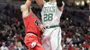 Pebasket Chicago Bulls, Denzel Valentine, berusaha menghadang pebasket Boston Celtics, Jaylen Brown, pada laga NBA di Stadion United Center, Selasa (6/3/2018). Celtics menang 105-89 atas Bulls. (AP/Charles Rex Arbogast)