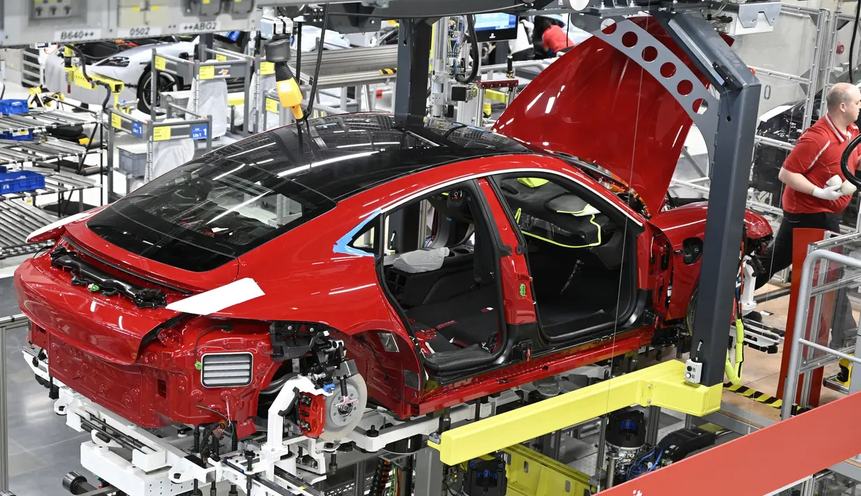Tampilan samping mobil listrik Porsche Taycan saat proses perakitan di pabrik perusahaan Porsche AG di Stuttgart, Jerman, Rabu (4/3/2020). Porsche Taycan merupakan mobil bertenaga listrik pertama  dari pembuat mobil mewah Jerman, Porsche AG. (AFP Photo/Thomas Kienzie)