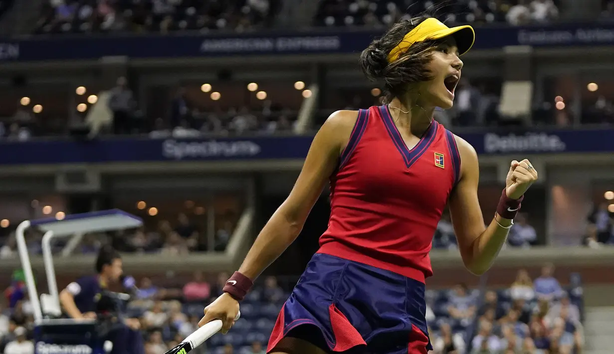 Petenis Inggris, Emma Raducanu bereaksi setelah mencetak satu poin melawan Maria Sakkari dari Yunani pada semifinal US Open 2021 di Arthur Ashe Stadium, New York, Jumat (10/9/2021). Remaja 18 tahun ini lolos ke final usai mengalahkan Maria Sakkari 6-1 dan 6-4. (AP Photo/Frank Franklin II)