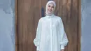 <p>Cantiknya Paula Verhoeven dalam balutan baju Lebaran lace berwarna putih. Paula tampil semakin elegan mengenakan hijab putih polos yang serasi. [Foto: Instagram/paula_verhoeven]</p>