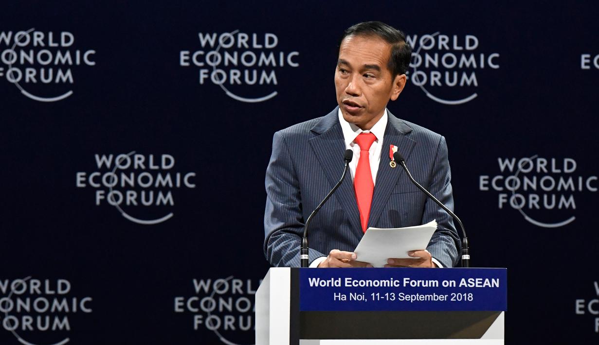 Presiden Joko Widodo atau Jokowi menyampaikan pidatonya pada pembukaan World Economic Forum on ASEAN di National Convention Centre di Hanoi, Vietnam, Rabu (12/9). Foto: Liputan6.com