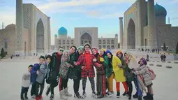 Liburan sekaligus berkunjung ke tempat religi. Gen Halilintar mengunjungi Masjid terindah di Samarkand, Uzbekistan. (Liputan6.com/IG/genhalilintar)