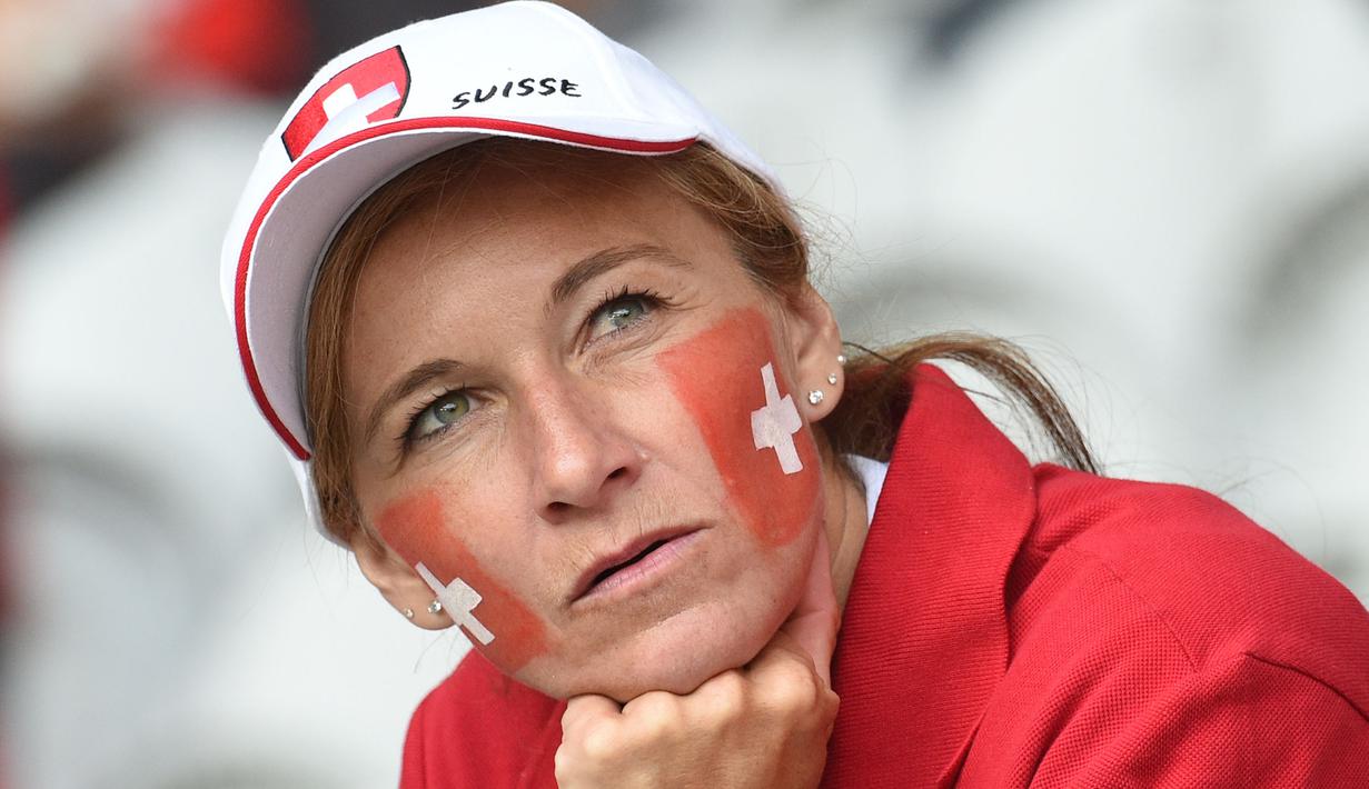 Seorang Fans Swiss sedang menanti pertandingan dimulai antara Swiss melawan Prancis pada grup A Euro 2016 di Stadion Pierre-Mauroy, Lille (20/6/2016) WIB. (AFP/Francois Lo Presti)