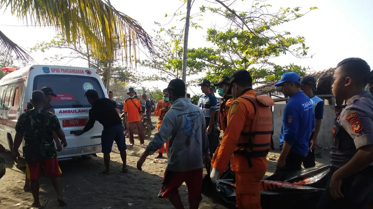 Salah satu korban musibah terbaliknya kapal nelayan Jaya Abadi di pantai Pangandaran berhasil dievakuasi tim SAR Bandung, Jawa Barat