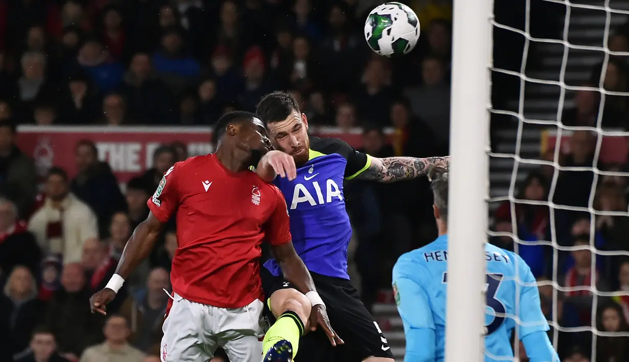 Pemain Nottingham Forest Serge Aurier (kiri) berebut bola denga pemain Tottenham Hotspur Pierre-Emile Hojbjerg pada pertandingan sepak bola putaran ketiga Piala Liga Inggris atau Carabao Cup di Stadion City Ground, Nottingham, Inggris, 9 November 2022. Tottenham Hotspur harus tersingkir dari Carabao Cup setelah kalah 0-2 dari Nottingham Forest. (AP Photo/Rui Vieira)