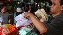 Pedagang sedang melayani pembeli di pasar Kebayoran Lama, Jakarta, Selasa (3/1). Kelompok bahan makanan menjadi penyumbang inflasi terbesar sepanjang 2016 yakni mencapai 1,21 persen dari inflasi 2016 yang mencapai 3,02 persen. (Liputan6.com/Angga Yuniar)