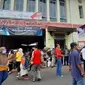 Antrean warga tetap menerapkan physical distancing untuk mendapatkan gula dengan harga murah di operasi pasar gula di Pasar Gede, Solo, Sabtu (25/4).(Liputan6.com/Fajar Abrori)