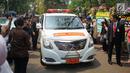 Mobil jenazah yang membawa Presiden ke-3 RI Bacharuddin Jusuf Habibie di Jalan Patra Kuningan XII/3, Jakarta, Kamis (12/9/2019). Jenazah BJ Habibie diberangkatkan ke Taman Makam Pahlawan Kalibata untuk dimakamkan. (Liputan6.com/Immanuel Antonius)