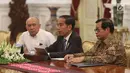 Presiden Joko Widodo (Jokowi) bertemu CEO Bukalapak, Achmad Zaky di Istana Merdeka, Sabtu (16/2). Turut mendampingi Jokowi dalam pertemuan itu Sekretaris Kabinet Pramono Anung dan Koordinator Staf Khusus Presiden Teten Masduki. (Liputan6.com/Angga Yuniar)