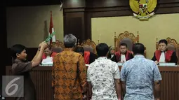 Dirut Perum Bulog, Djarot Kusumayakti diangkat sumpahnya jelang menjadi saksi untuk kasus gula impor di Pengadilan Tipikor Jakarta, Selasa (20/12). Kasus tersebut menyeret Ketua DPD menjadi tersangka. (Liputan6.com/Helmi Afandi)