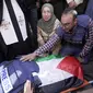 Sejumlah wartawan berkumpul sekitar jenazah wartawan Al Jazeera Shireen Abu Akleh di Kota Jenin, Tepi Barat, Rabu (11/5/2022). Menurut Kementerian Kesehatan Palestina, Shireen Abu Akleh tewas ditembak saat meliput serangan Israel di Kota Jenin. (AP Photo/Majdi Mohammed)