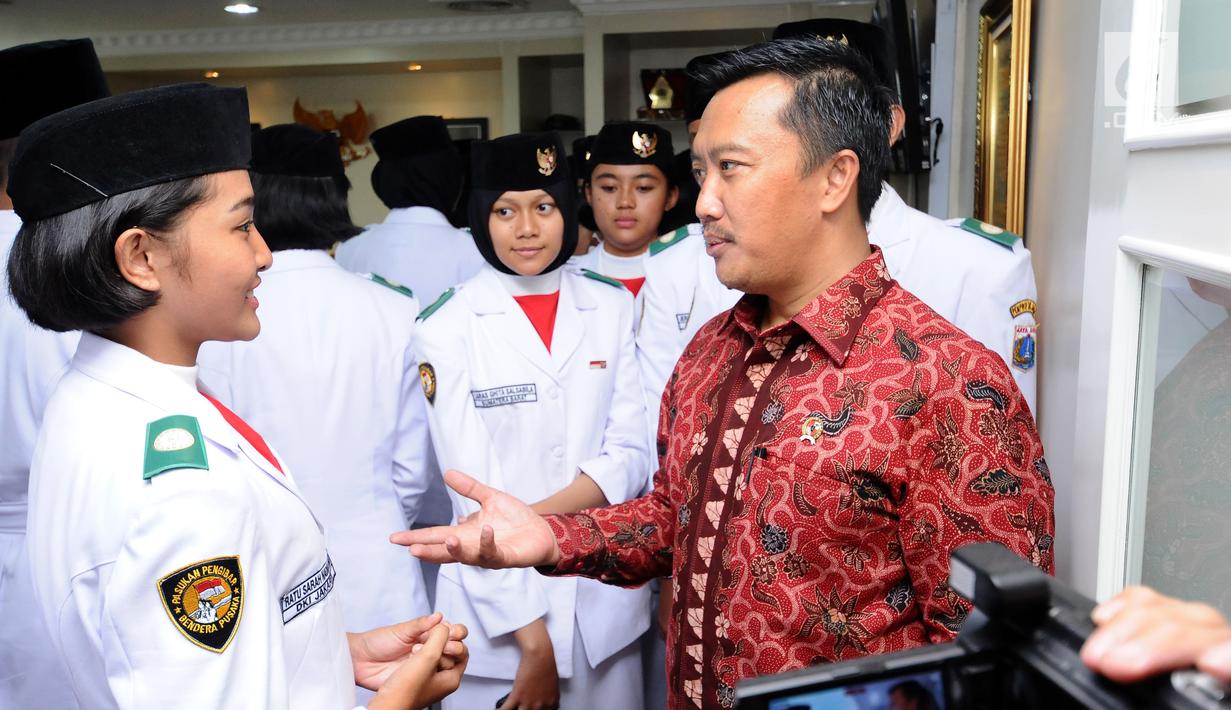 Menpora Imam Nahrawi (kanan) berbincang dengan anggota Paskibraka di Kemenpora, Jakarta, Jumat (18/8). Tim Paskibraka melakukan kunjungan ke ruang kerja Menpora. (Liputan6.com/Helmi Fithriansyah)