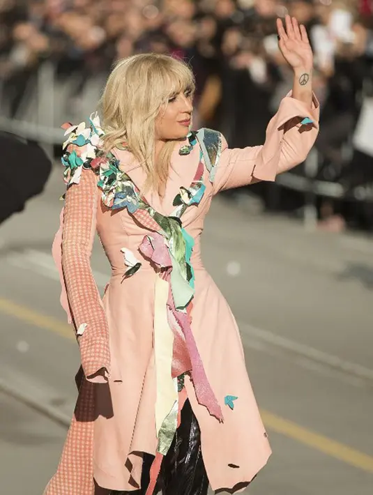 “Lady Gaga mengidap rasa sakit yang sangat serius, dan ini menjadi pengaruh penampilannya di atas panggung,” ujar pihak promotor. (AFP/Geoff Robins)