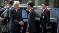 Presiden Jokowi saat menyambut kedatangan Presiden Italia Sergio Mattarela di Istana Merdeka, Jakarta, (9/11/2015). Kunjungan Presiden Mattarella itu adalah untuk meningkatkan kerja sama ekonomi antara Indonesia dan Italia. (Liputan6.com/Faizal Fanani)