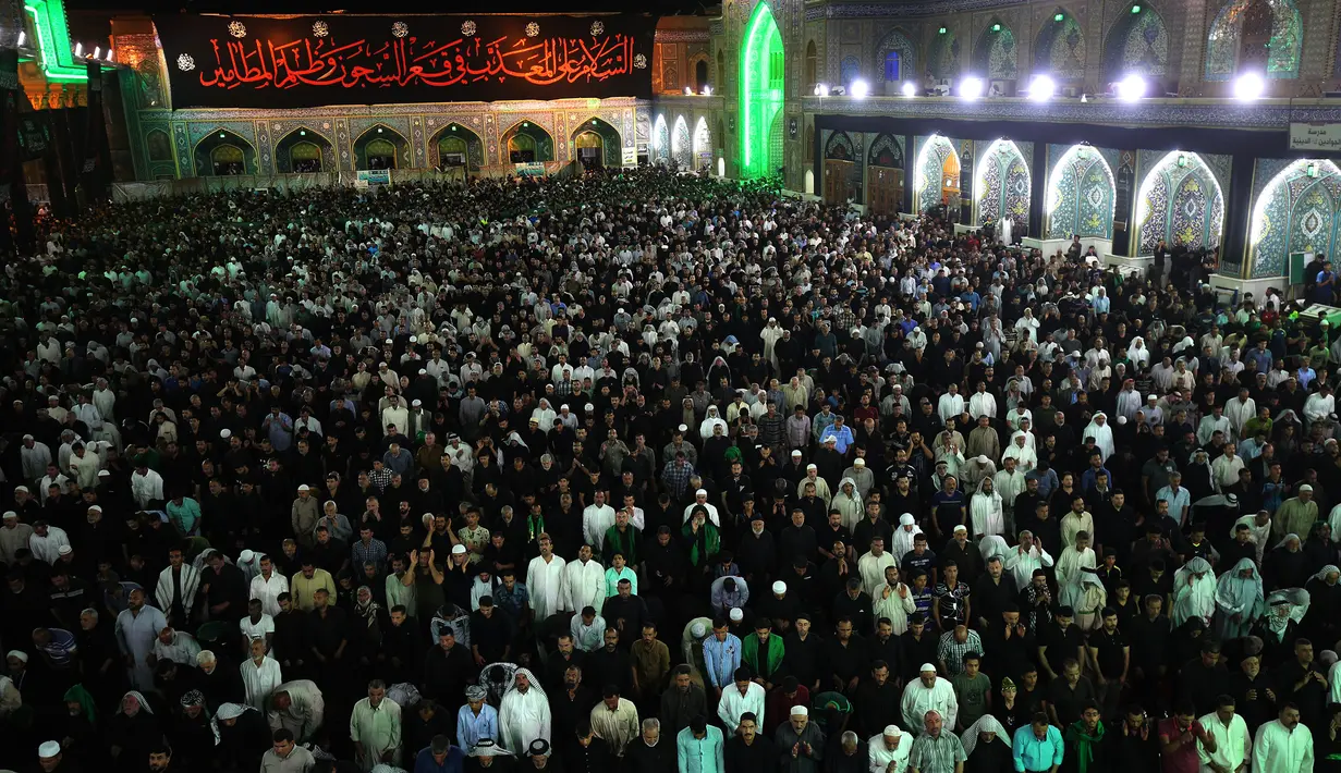 Ribuan umat Syiah Irak berkumpul memadati masjid Imam Musa al-Kadzim di distrik utara ibukota Irak, Kadhimiya (11/4). Musa al-Kazhim adalah putra dari Imam ke-6, Ja'far ash-Shadiq. (AFP Photo/Ahmad al-Rubaye)