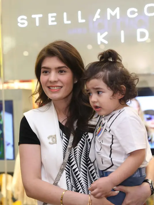 Sebagai anak artis, Quenzino Acana Naif banyak dikenal oleh masyarakat. Lantaran foto-fotonya yang diunggah melalui media sosial.  Bahkan, sempat dua kali akun Instagramnya diretas. (Nurwahyunan/Bintang.com)