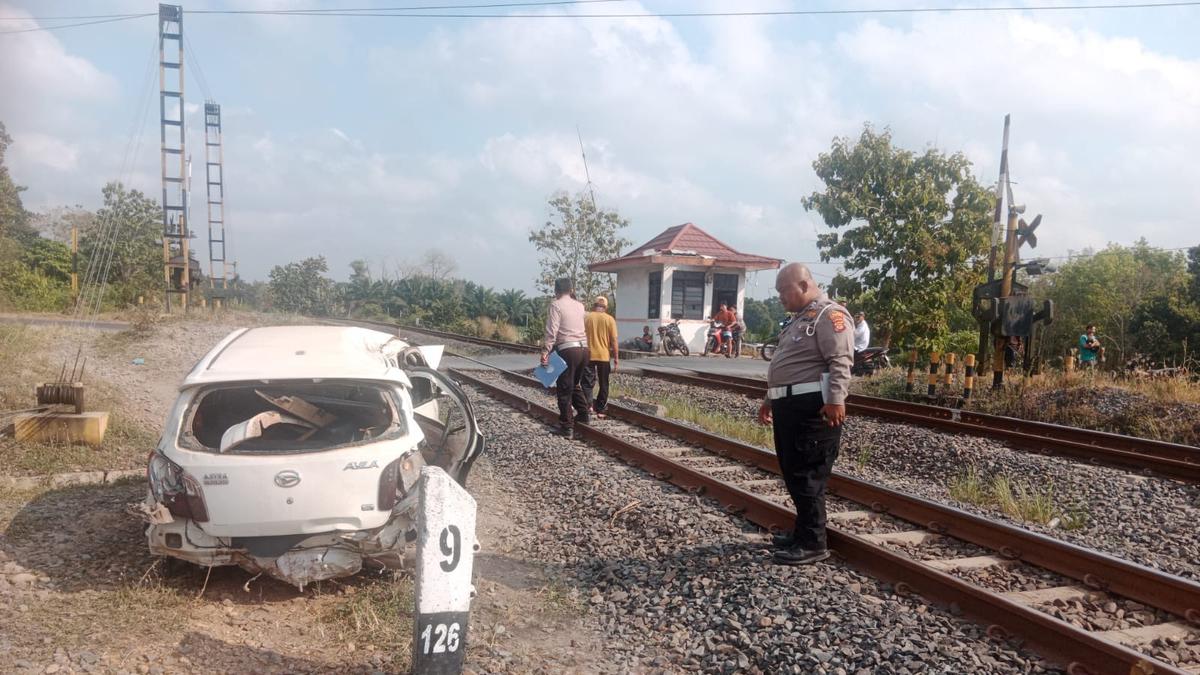 Mobil Antar Anak Sekolah Ditabrak Kereta, 2 Pelajar Tewas