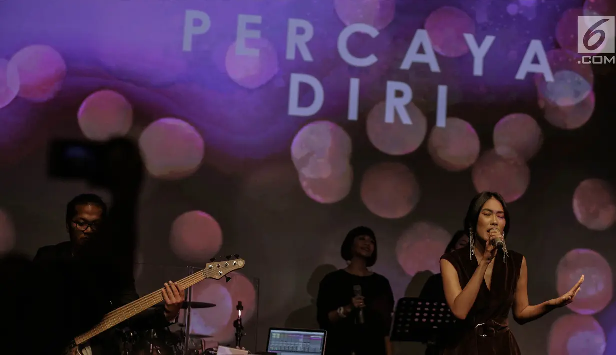 Ekspresi Alika saat tampil menghibur penggemar dalam mini showcase dan peluncuran album di Jakarta, Selasa (20/3). (Liputan6.com/Faizal Fanani)
