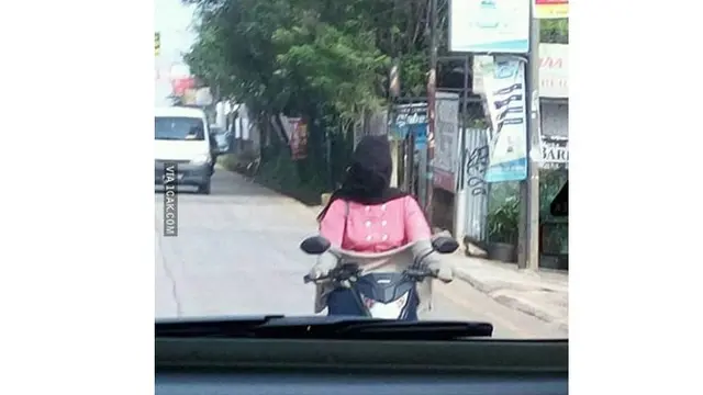6 Momen Apes Emak-Emak saat Naik Motor Ini Bikin Elus Dada