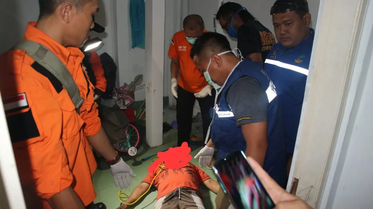 Evakuasi jenazah korban bunuh diri di Karanggintung, Sumbang, Banyumas. (Foto: Liputan6.com/Tagana Banyumas/Muhamad Ridlo)