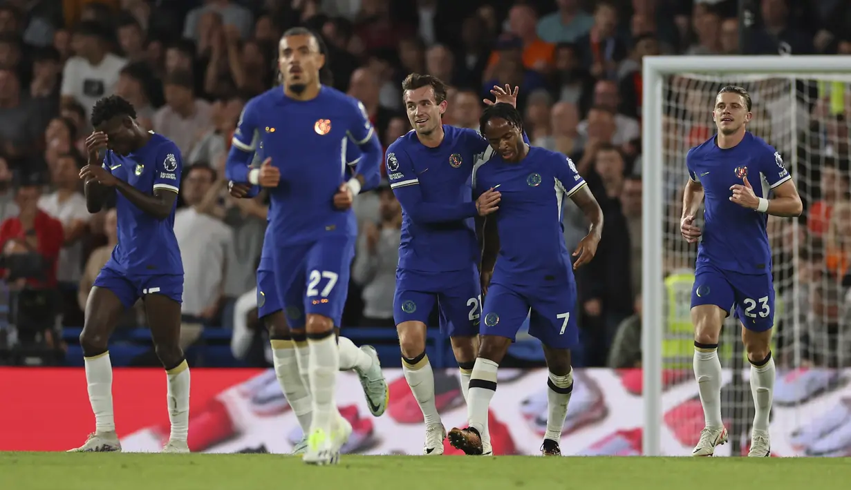 <p>Penyerang Chelsea, Raheem Sterling (kedua kanan) melakukan selebrasi setelah mencetak gol ke gawang Luton Town pada pertandingan lanjutan Liga Inggris di stadion Stamford Bridge di London, Sabtu, 26 Agustus 2023.(AP Photo/Ian Walton)</p>