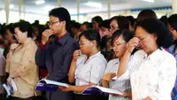 Ribuan umat Katolik memanjatkan doa saat Misa Kamis Putih di Gereja Katedral, Jakarta, Kamis (21/4). Misa Kamis Putih dilakukan untuk memperingati perjamuan terahir Yesus bersama para murid. (Antara)
