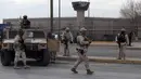 Anggota Angkatan Darat Meksiko mengamankan area di luar Penjara Ciudad Juarez Nomor 3 setelah terjadi serangan di Ciudad Juarez, Chihuahua, Meksiko, 1 Januari 2023. Serangan ini menewaskan sebanyak 14 orang. (HERIKA MARTINEZ/AFP)