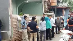Keluarga sempat bernegosiasi dengan penyidik agar menunggu pengacara datang terlebih dahulu.