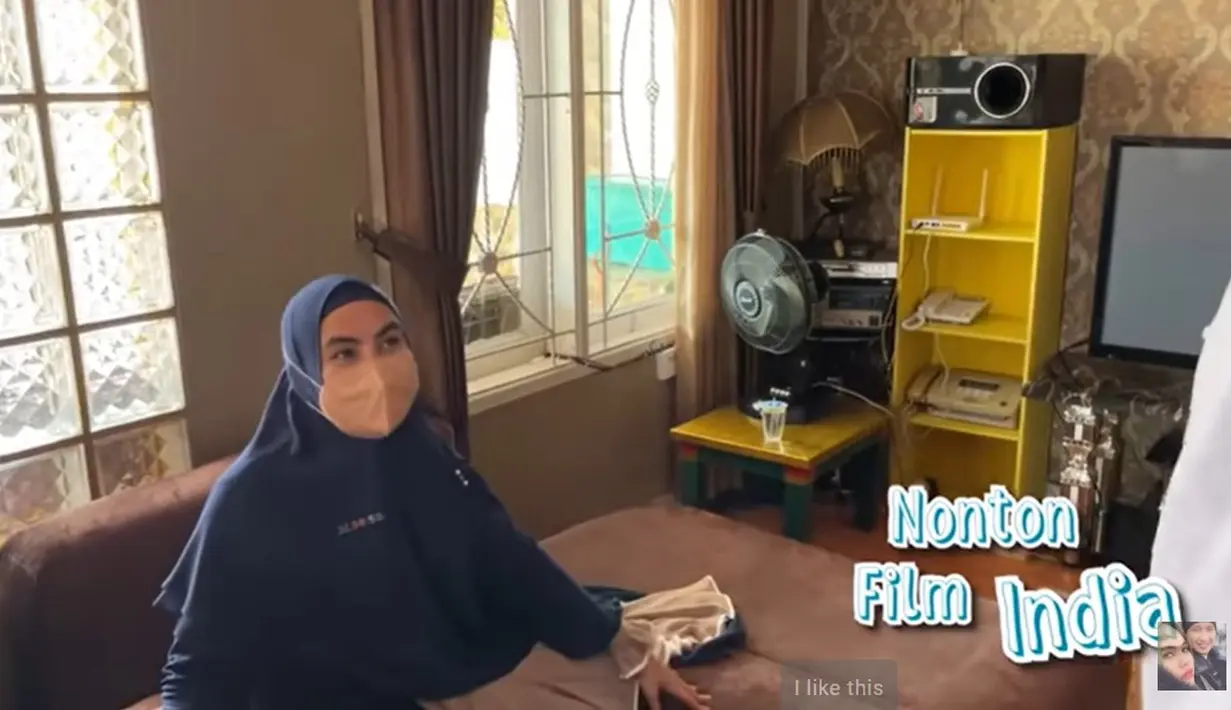 Ruang Karput di lantai dua depan kamar yang biasa digunakan untuk menonton televisi bersama kakaknya. Di lantai dua ini juga tidak ada yang berubah. [YouTube/Kartika Putri Official]