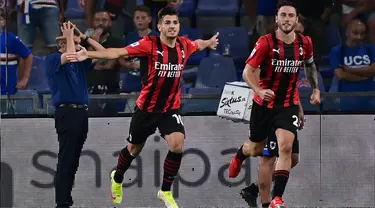 Pemain AC Milan Brahim Diaz (kiri) melakukan selebrasi usai mencetak gol ke gawang Sampdoria pada pertandingan Serie A di Stadion Luigi Ferraris, Genova, Italia, 23 Agustus 2021. AC Milan menang 1-0. (MIGUEL MEDINA/AFP)