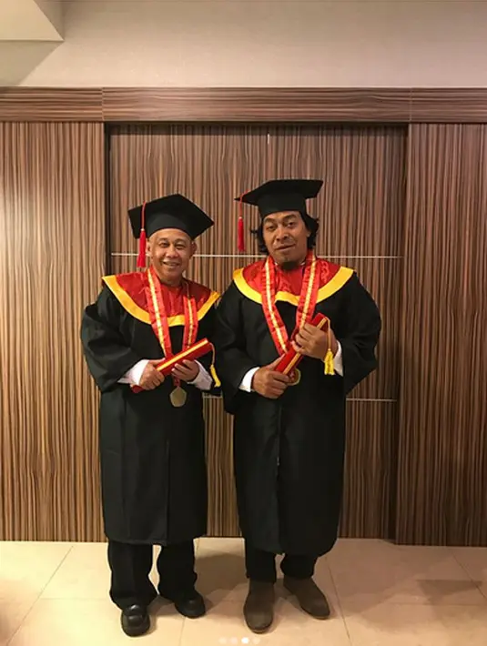 "Merayakan dengan photo photo happy #komeng #rudisipit #pelawak #anakkomeng #anakrudisipit #wisuda #happy," tulisnya lagi dalam foto lain di hari yang sama. (Instagram/indradewi2242)