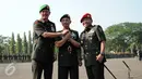 KASAD Jenderal TNI Mulyono (tengah) bersalam komando dengan Pangdam Patimura, Mayjen TNI Doni Munardo (kiri) dan DanjenKopassus, Brigjen TNI M Herindra di Markas Divif I Kostrad, Cilodong, Jawa Barat, Jumat (31/7/2015). (Liputan6.com/Helmi Fithriansyah)