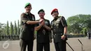 KASAD Jenderal TNI Mulyono (tengah) bersalam komando dengan Pangdam Patimura, Mayjen TNI Doni Munardo (kiri) dan DanjenKopassus, Brigjen TNI M Herindra di Markas Divif I Kostrad, Cilodong, Jawa Barat, Jumat (31/7/2015). (Liputan6.com/Helmi Fithriansyah)