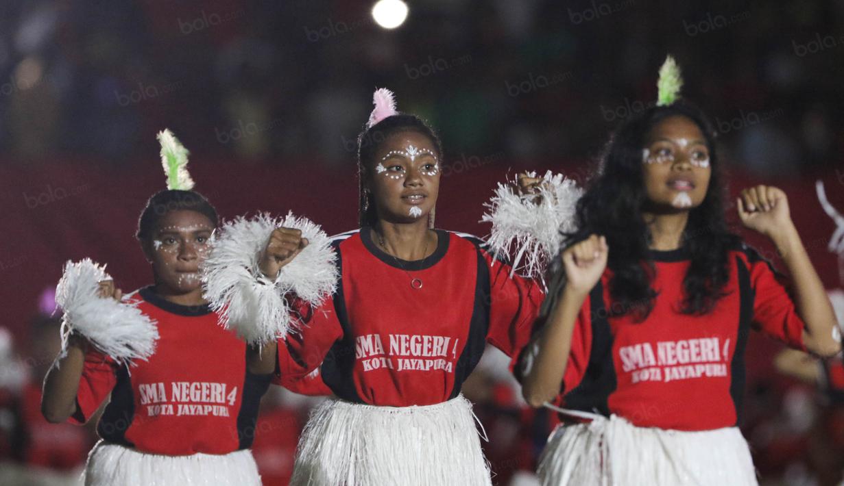 Siswi dari SMA Kota Jayapura ikut memeriahkan pembukaan Torabika Soccer Championship 2016 di Stadion Mandala, Jayapura, Papua, Jumat (29/4/2016). (Bola.com/Nicklas Hanoatubun)
