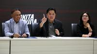 Ketua Umum PSSI, Erick Thohir ditemani wakil ketua umum PSSI 1, Zainudin Amali (kiri) dan wakil ketua umum PSSI 2, Ratu Tisha memberikan keterangan kepada wartawan saat konferensi pers mengenai pembentukan yayasan PSSI dan perwasitan Indonesia di GBK Arena, Senayan, Jakarta, Kamis (22/06/2023). (Bola.com/Bagaskara Lazuardi)