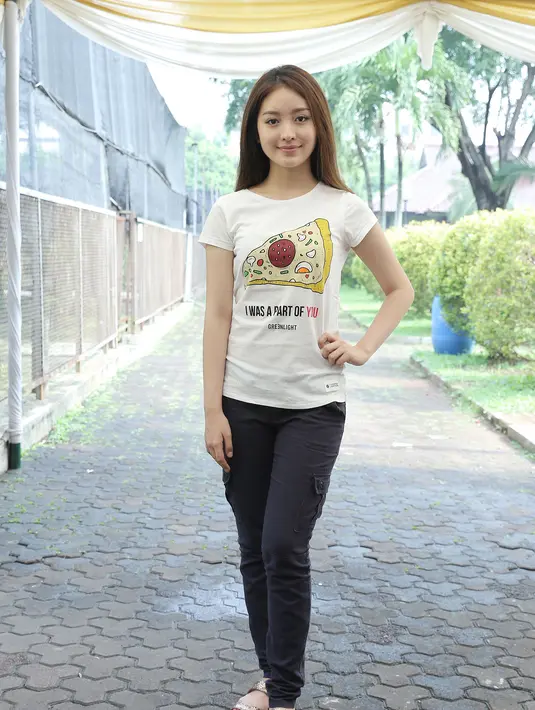 "Aku jarang urus omongan orang lain. Aku jarang memusingkan itu, santai aja sih. Pokoknya di setting nyaman saja selama bisa berjalan beriringan," ujar Natasha Wilona, di kawasan TMII, Jakarta Timur, Kamis (20/10/2016). (Galih W. Satria/Bintang.com)