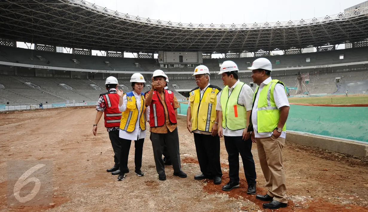 Wakil Presiden, Jusuf Kalla (ketiga kiri) saat meninjau proyek renovasi Stadion Gelora Bung Karno, Jakarta, Minggu (26/3). Peninjauan ini terkait persiapan pelaksanaan Asian Games 2018 mendatang. (Liputan6.com/Helmi Fithriansyah)
