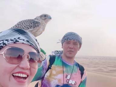 Pasutri baru Via Vallen dan Chevra Yolandi sedang bulan madu ke Dubai. Ini tampak dari video yang diunggah keduanya di akun Instagram terverifikasi masing-masing, pada Minggu (7/8/2022). Video itu merekam perjalanan mereka dari Bandara Internasional Soekarno-Hatta Banten yang terhubung ke padang pasir, di Dubai. Mereka tampak bungah, serasa dunia milik berdua. (Foto: Dok. Instagram @viavallen)