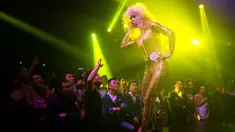Peserta waria saat tampil di atas panggung saat mengikuti kontes Big Queen di Shanghai, Cina (25/4). Sebanyak 20 waria atau transgender berpartisipasi dalam acara tahunan ini. (Johannes Eisele/AFP)
