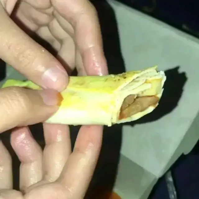 6 Momen Apes Makan Kebab Ini Bikin Elus Dada, Isiannya Sedikit Banget