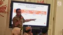 Gubernur DKI Jakarta Anies Baswedan memberi keterangan terkait pengambilalihan pengelolaan air, Gedung Balai Kota Jakarta, Senin (11/2). Pemprov DKI akan mengambil alih pengelolaan air dari PT Aetra Air Jakarta dan PT PALYJA. (Liputan6.com/Faizal Fanani)