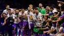 Para pemain Real Madrid larut dalam perayaan pesta juara Liga Champions di Stadion Millenium, Cardiff, Sabtu (3/6/2017). Madrid menang 4-1 atas Juventus. (AFP/Javier Soriano)