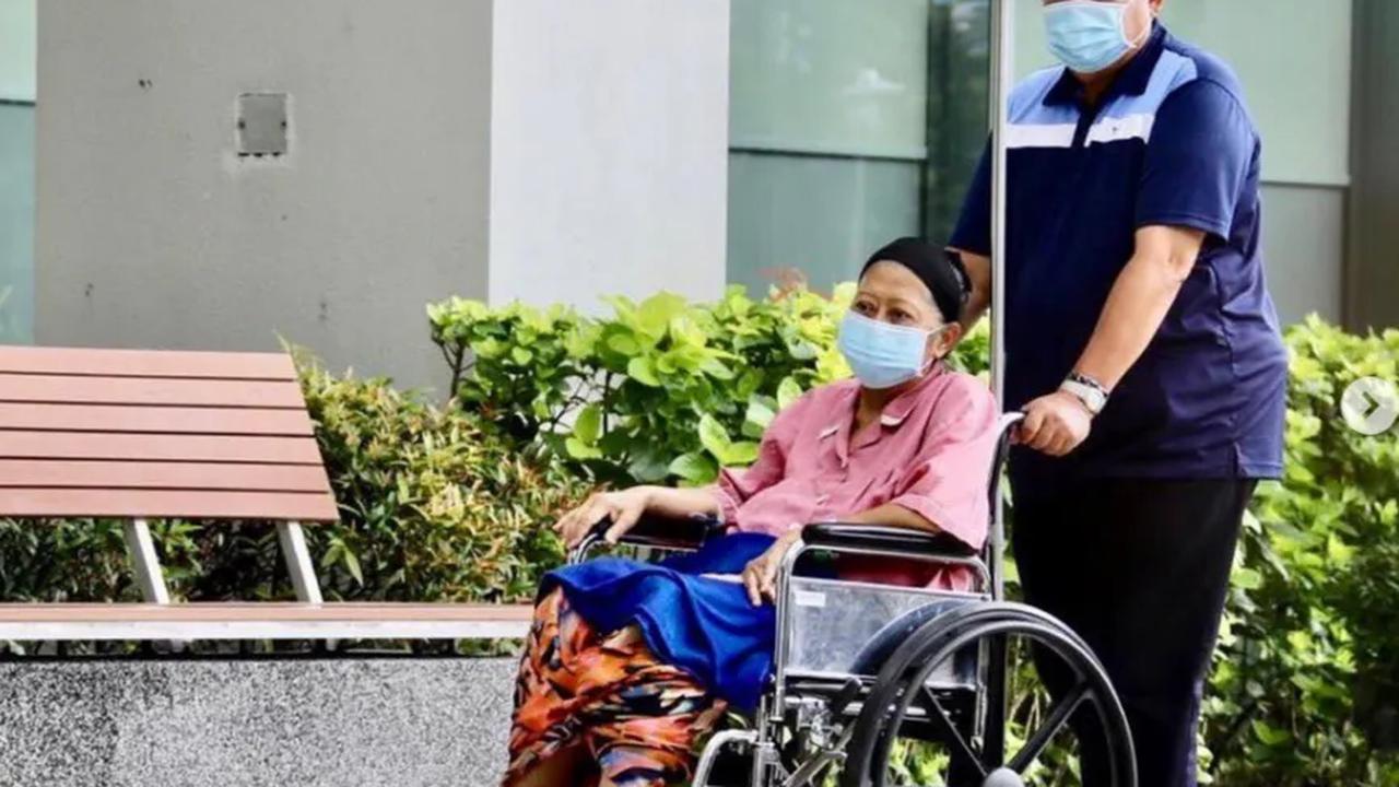 Selama melakukan perawatan intensif, SBY tidak pernah lepas berada di samping istri tercinta yang tengah terbaring sakit. Bahkan, di saat-saat terakhirnya pun SBY berada di sisi mendiang sang istri. <br>