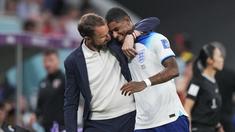 Pelatih Inggris, Gareth Southgate memeluk pemainnya, Marcus Rashford saat matchday ketiga Piala Dunia 2022 melawan Wales di Ahmad Bin Ali Stadium, Rabu (30/11/2022). (AP/Frank Augstein)