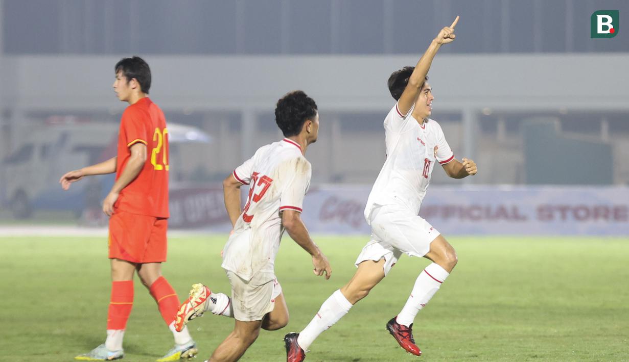 Hasil imbang 1-1 kembali tersaji pada laga kedua uji coba internasional antara Timnas Indonesia U-20 kontra China U-20 di Stadion Madya Gelora Bung Karno, Senayan, Jakarta, Senin (25/3/2024). Jika pada pertemuan pertama Figo Dennis menjadi pahlawan Garuda Muda sebagai penyama skor, maka pada laga kedua giliran Ji Da Bin yang menjadi aktor utama hasil imbang. Berkat gol cantik via sepakan volinya dari luar kota penalti pada menit ke-89, tim asuhan Indra Sjafri kembali terhindar dari kekalahan setelah sempat tertinggal lewat gol striker China U-20, Zhong Wen pada menit ke-85. (Bola.com/Abdul Aziz)